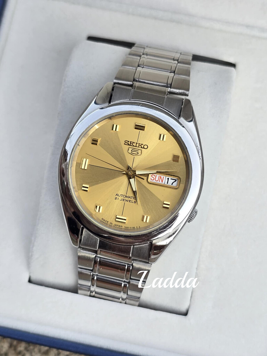 นาฬิกา  Seiko 5​ ​ Automatic​
กลไกลระบบเครื่อง 7s26
หน้าทองเล่นแสง
หลักทองดอกไม้
พรายน้ำ​ สว่างช