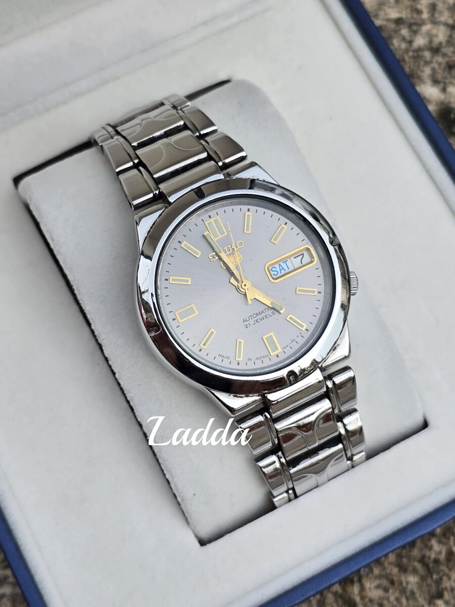 นาฬิกา  Seiko 5​ ​ Automatic​
กลไกลระบบเครื่อง 7s26
หน้าเทา
หลักทองพรายน้ำ
พรายน้ำ​ สว่างชัดเจน
