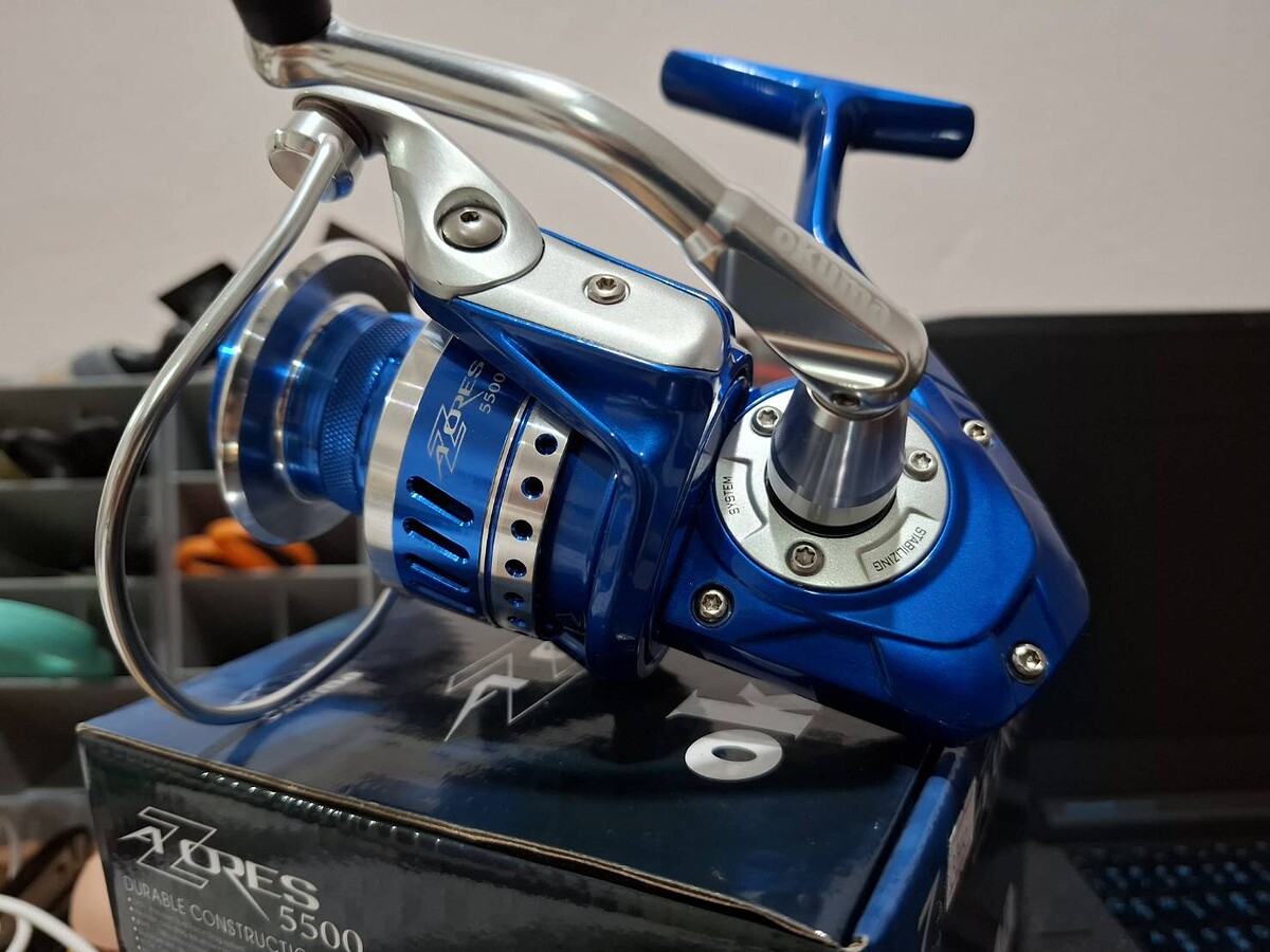 รอกสปินนิ่ง okuma azores 5500 สภาพสวย ใช้งานปกติทุกระบบ มีกล่อง สายรัดสปูน เดิมให้ครบ มีรอยจากการใช้