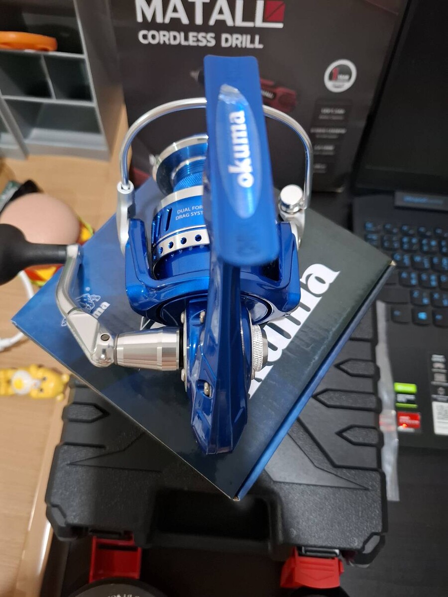 รอกสปินนิ่ง okuma azores 5500 สภาพสวย ใช้งานปกติทุกระบบ มีกล่อง สายรัดสปูน เดิมให้ครบ มีรอยจากการใช้