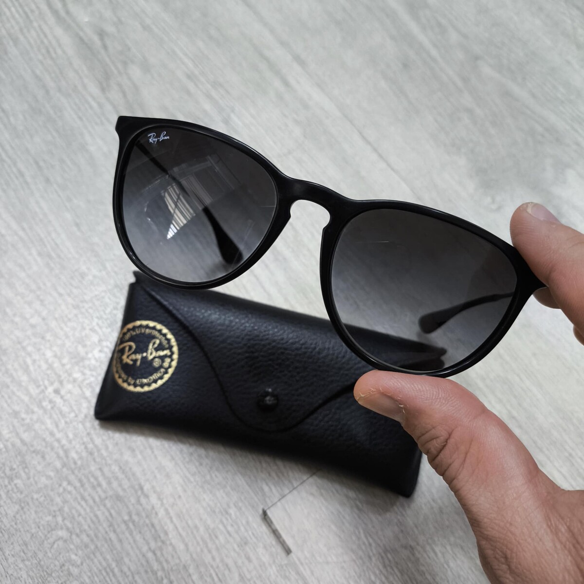 Rayban RB4171แท้ มือสองญี่ปุ่น เลนส์สีไล่โทนเดิมๆไม่มีริ้วรอยใดๆสวยกริ๊บน้ำหนักเ