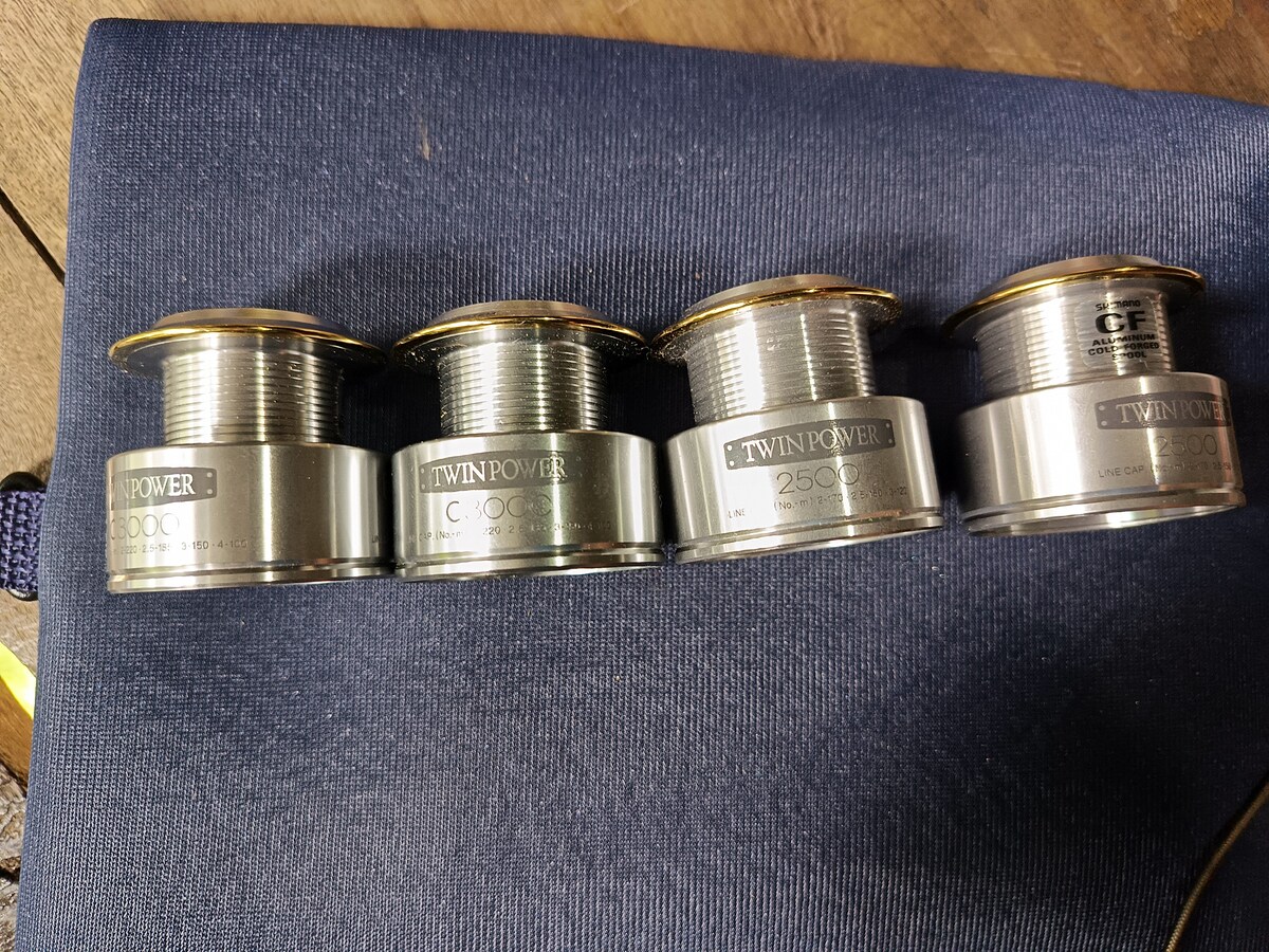 สปูน Shimano Twin Power ปี 02 ครับ  มี C 3,000 2 ลูก 2500 2 ลูกครับ ลูกละ 550 บา