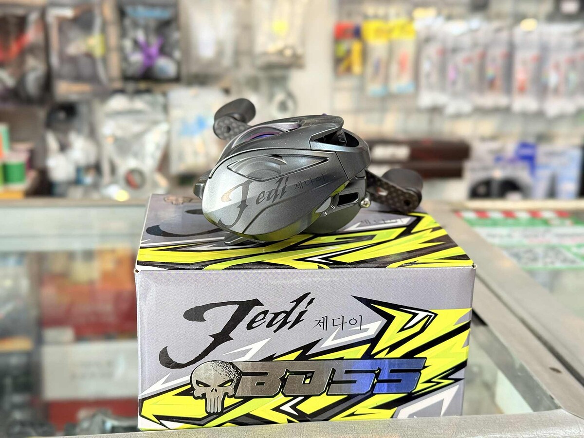 ตัวที่ 4
BOSS JEDI หมุนซ้าย สภาพใหม่กริบ พร้อมสาย PE เต็มสปูล มีกล่องครบ
จัดไป 500 พร้อมส่งฟรี