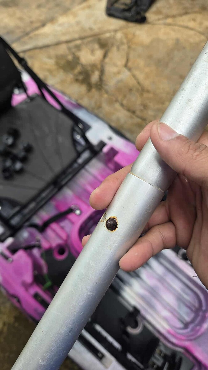 ข้อต่อไม้พายมีคราบสนิมขึ้น เลยถอดไม่ออก เลยใช้เป็นท่อนเดียวมาตลอดครับ  :cheer: