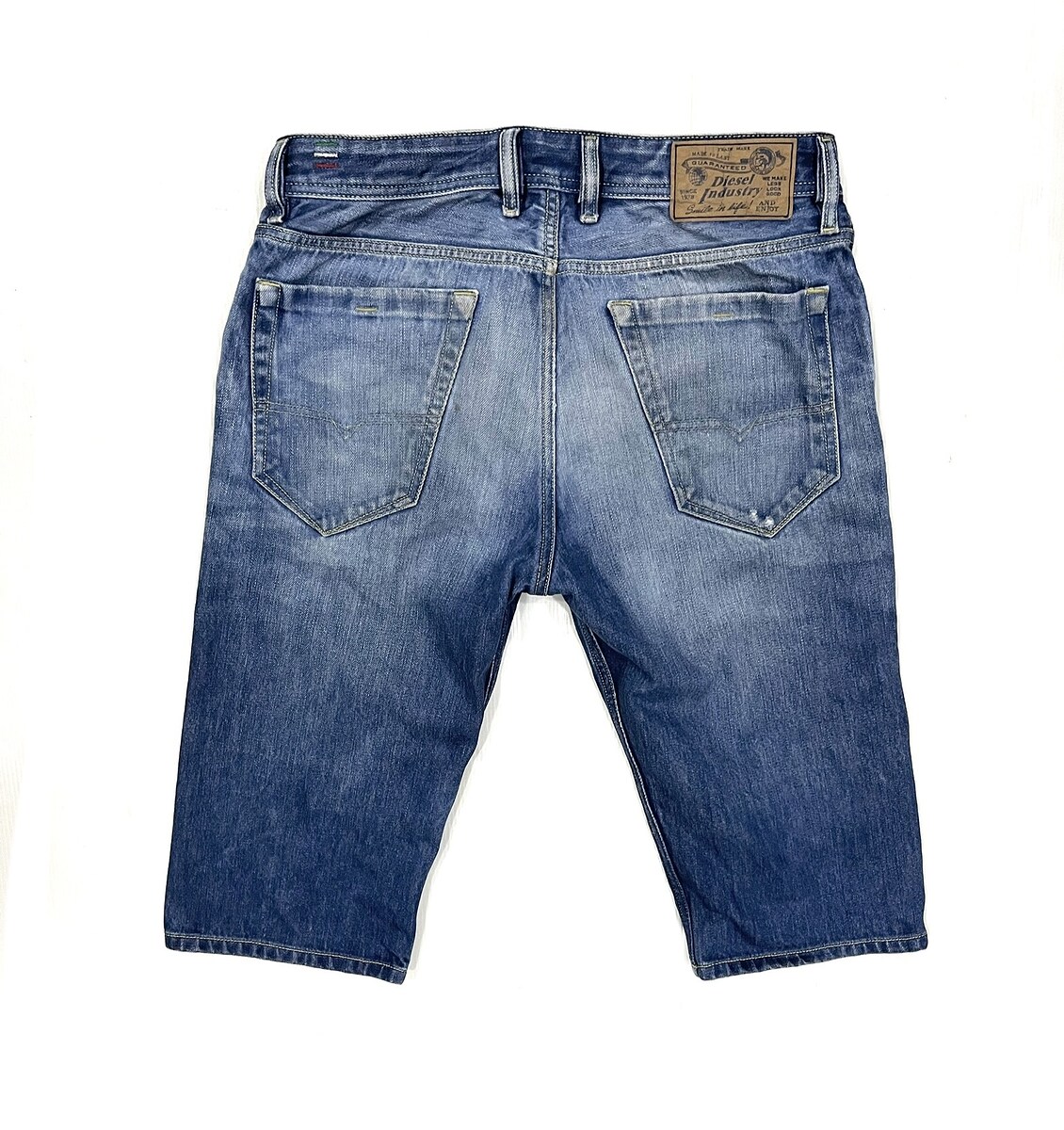 กางเกงสวยแท้ มีคราบจุดเหลืองๆที่ข้างกระเป๋าซ้ายครับ