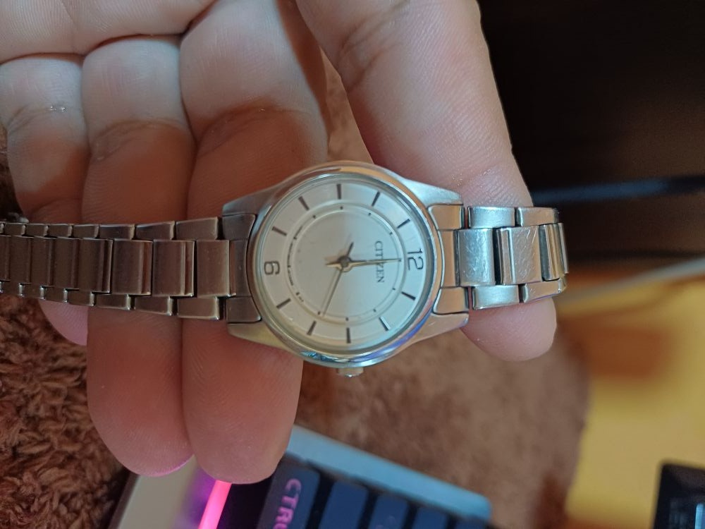 Citizen 26มม. สำหรับผู้หญิง
ER0180-54A ไม่เดินต้องการขายเป็นอะไหล่ เอาไปซ้อมเอง สายแท้สายสแตนเลสก็ค