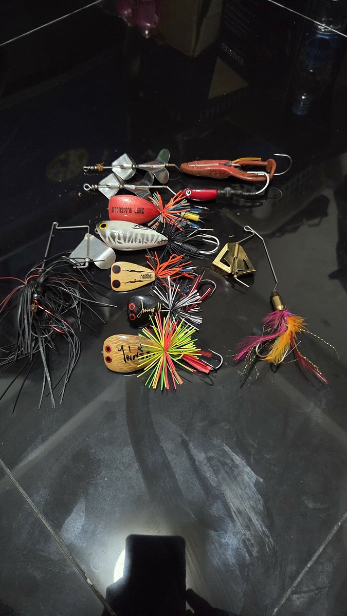 กบ รวมๆ ครับ มีค่ายลังใหญ่ 2 ตัว บัทเบท Siamspoon  กบC tom Lure  กบ ดาวกระจาย  รวมๆ 500 รวมส่ง ครับ 