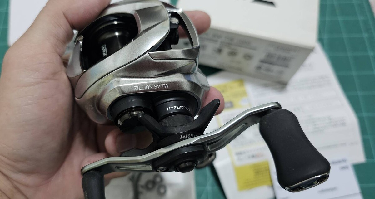  

ราคาแยกตามนี้ครับ


 [b]1. DAIWA ZILLION SV TW 1000
    หมุนขวา รอบ 6.3  = 5,400- รวมส่ง _[