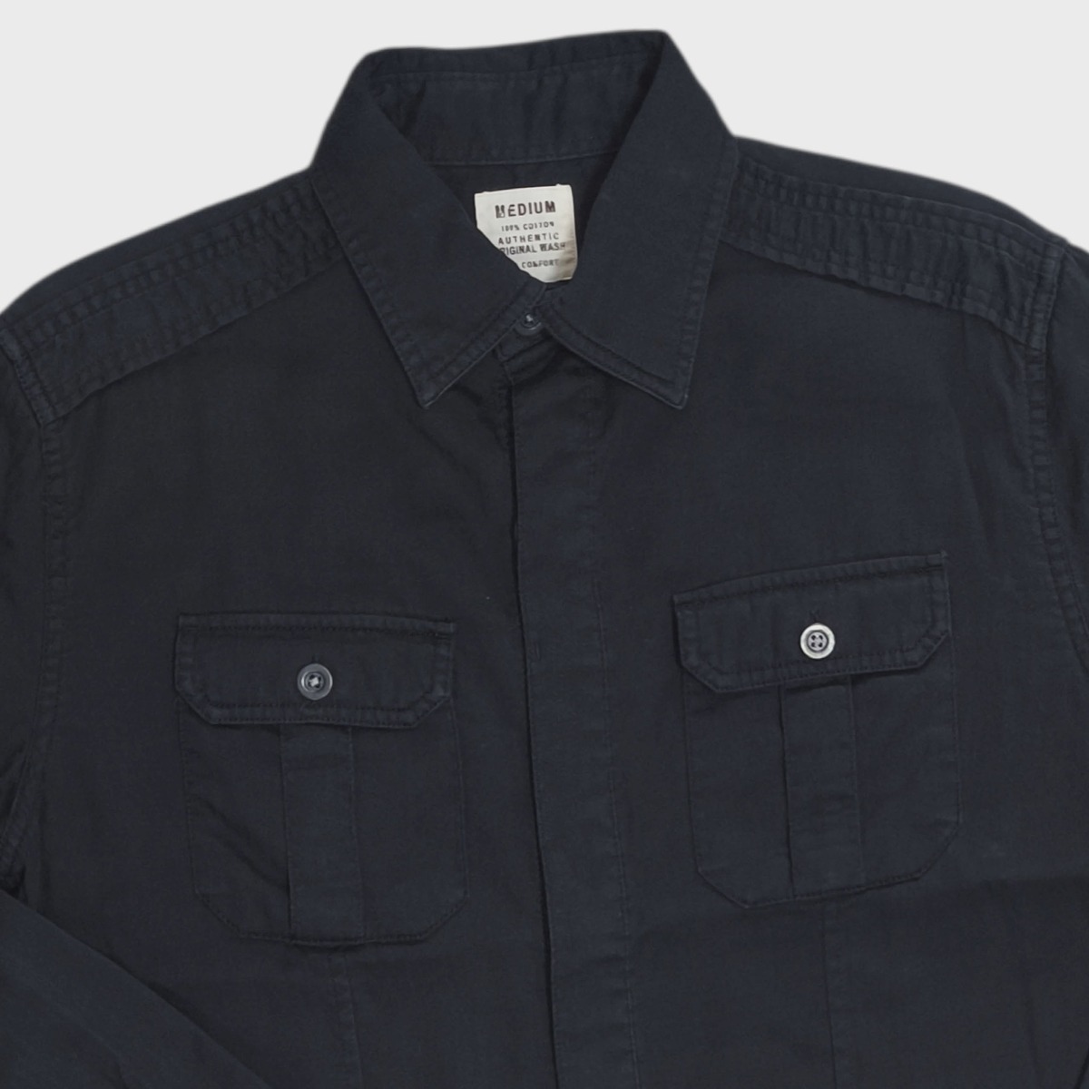 uniqlo สีดำเรียบๆกระเป๋าหน้าอก 2 ใบกระดุมโลหะสภาพใหม่มาก อก42