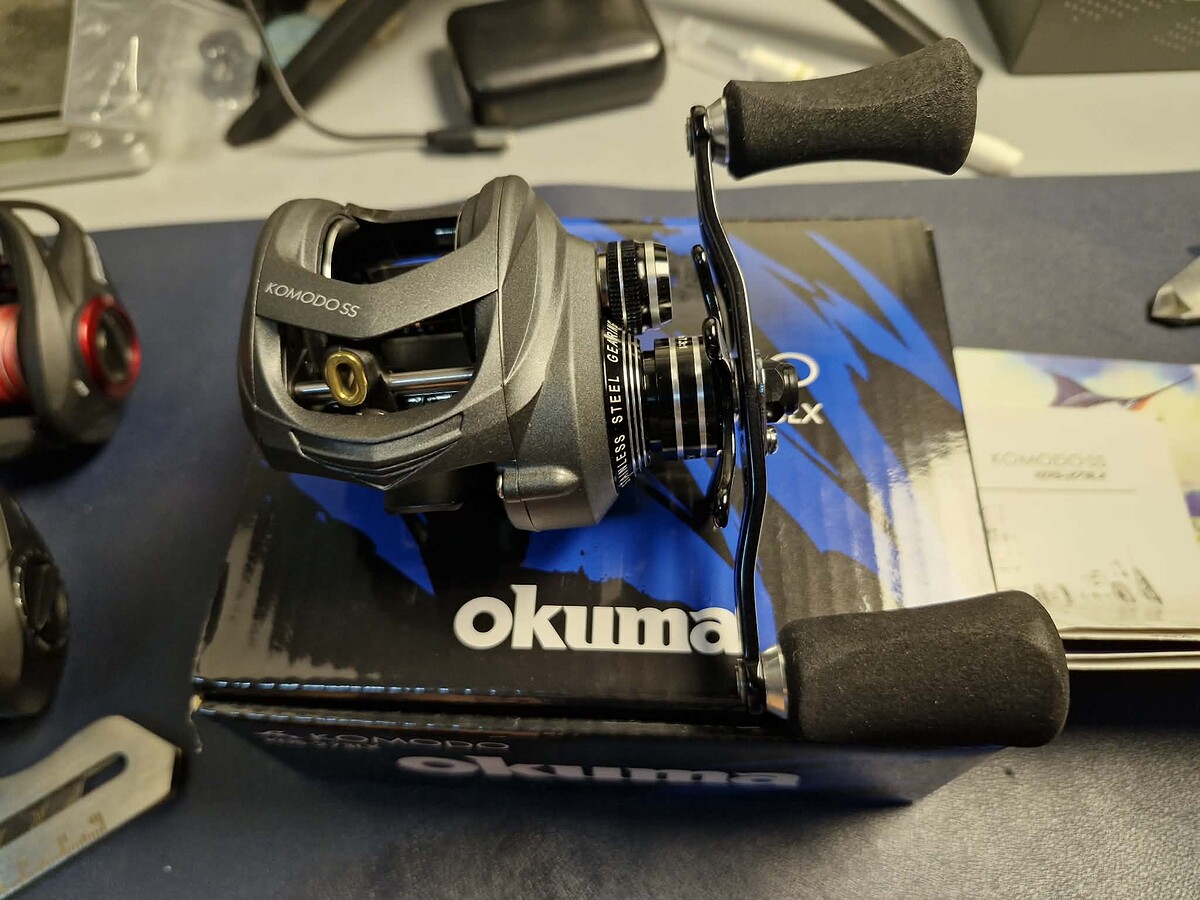 ขายเหมาเนื่องจากไม่มีเวลาตก และไปเล่นแนวอื่น
1. รอกเบทจิกกิ้ง OKUMA KOMODO SS 273  หมุนซ้าย ขนาดเล็