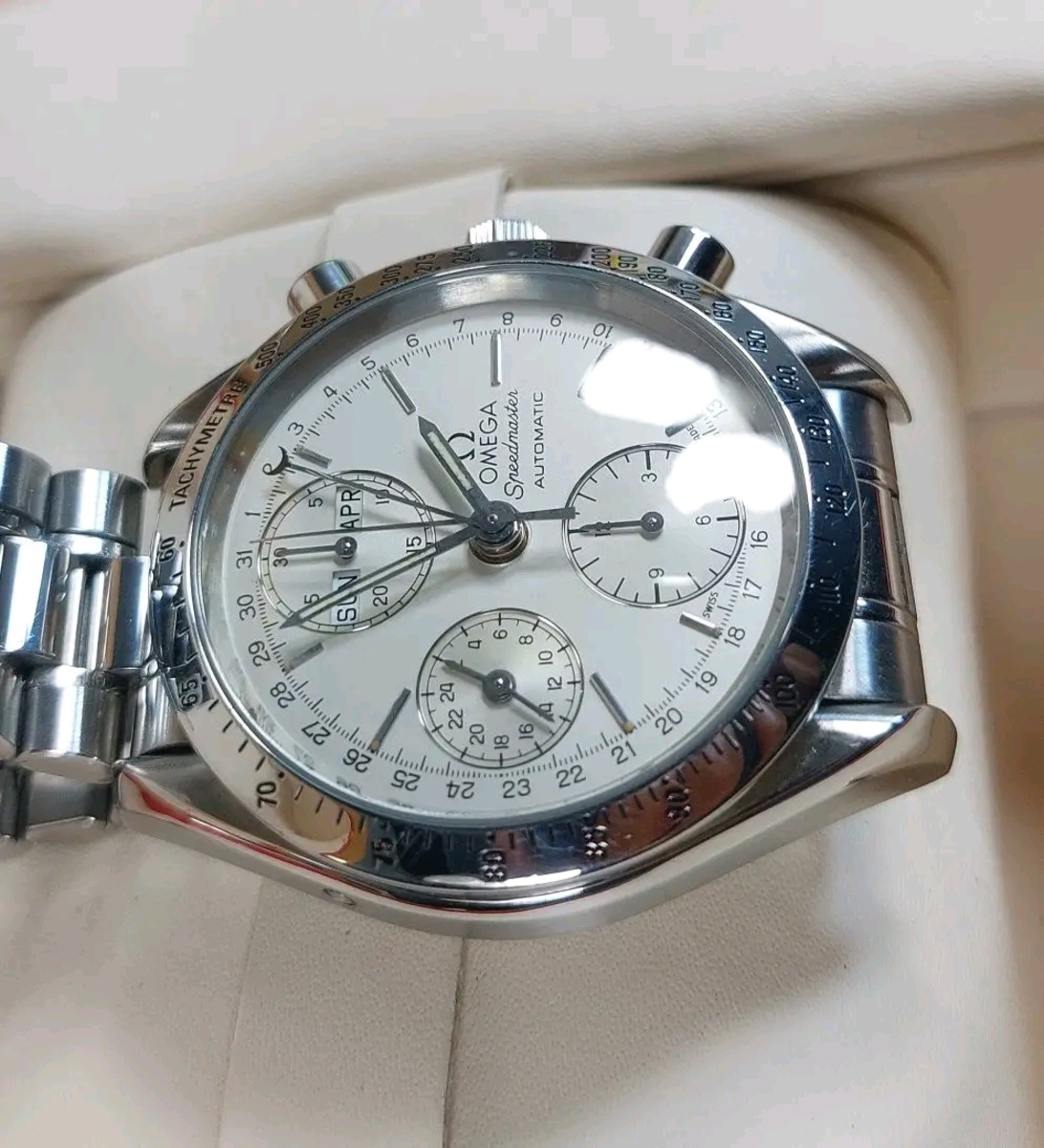 Omega Speedmaster Triple Date (หรือที่รู้จักในชื่อ Speedmaster Day-Date) เป็นนาฬิกาในตระกูล Speedmas