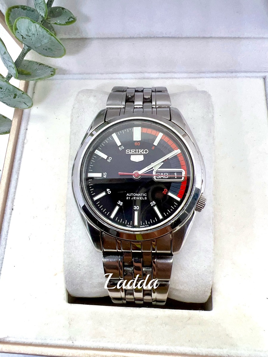 นาฬิกา Seiko 5​ ​ Automatic​ กลไกลระบบเครื่อง 7s26 หน้าปัดสีดำ -แดง