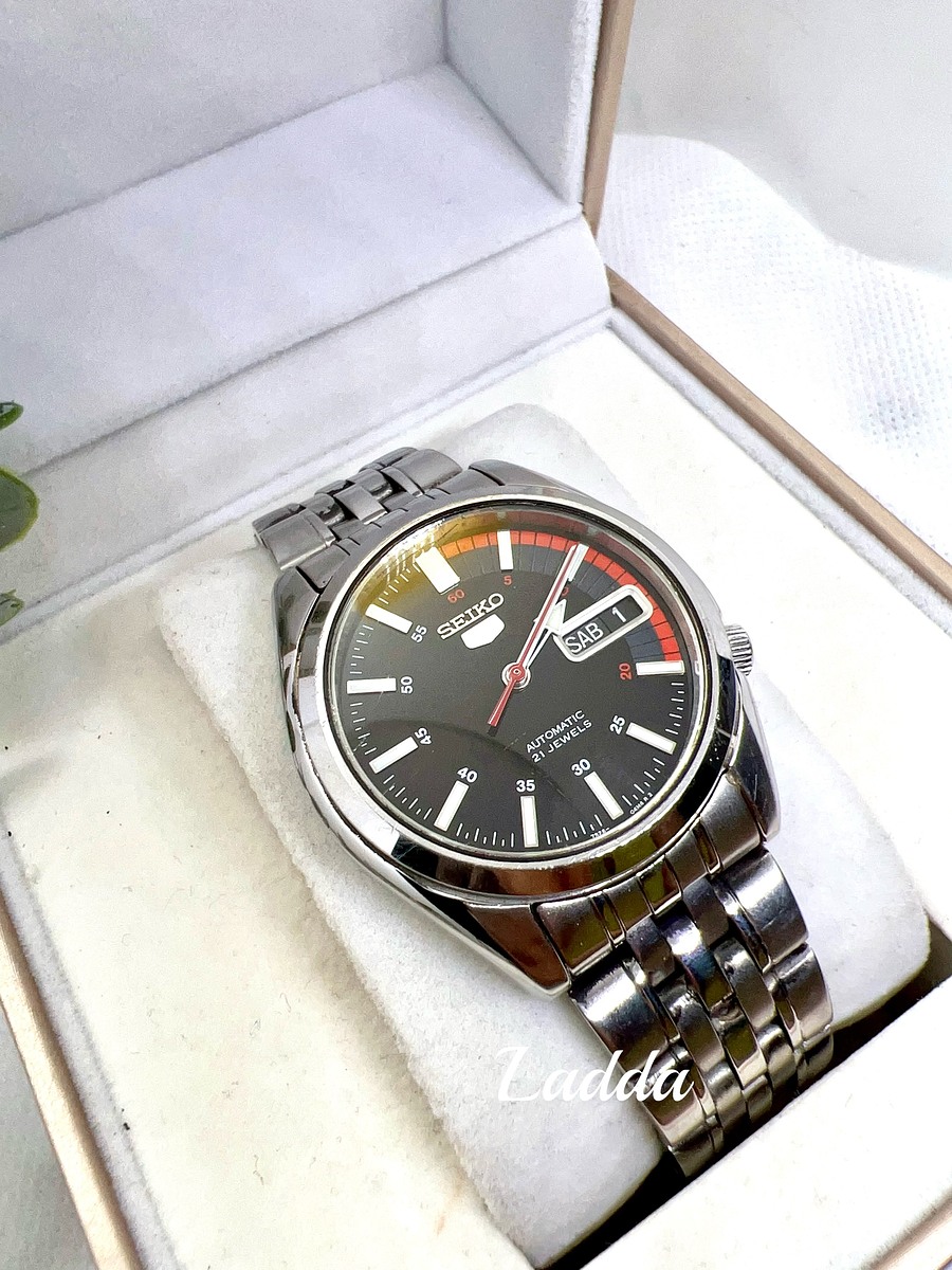 Seiko 5​ ​ Automatic​
กลไกลระบบเครื่อง 7s26
หน้าปัดสีดำ -แดง
*****#ของแท้100%
****#ประกันเครื่อง