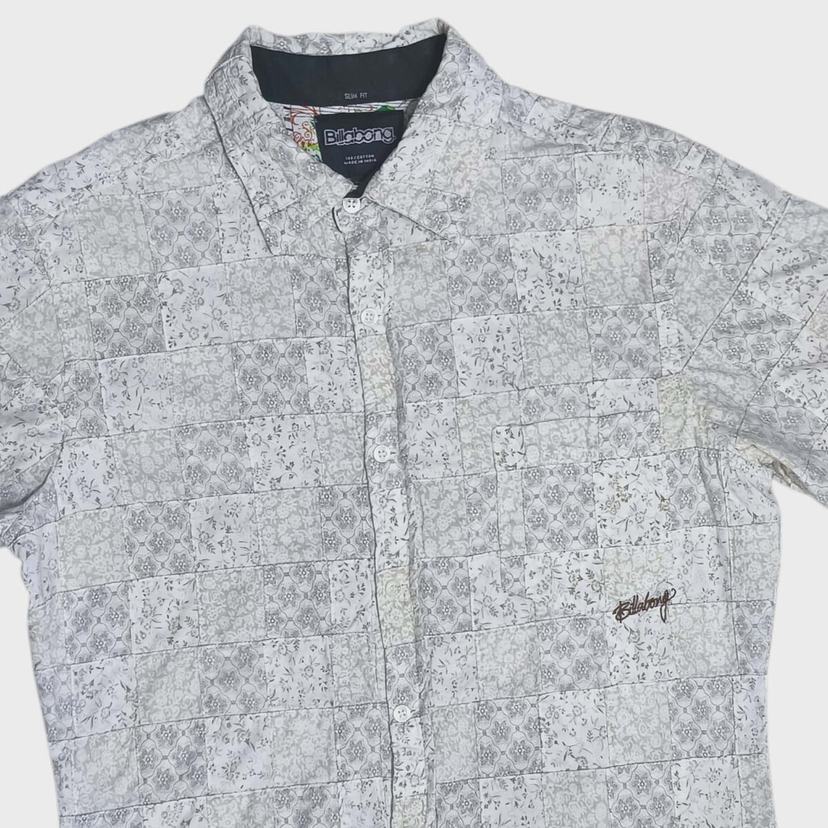 billabong สวยเป็นการตัดเย็บใช้ผ้าชิ้นเล็กๆมาต่อๆกัน สวยใหม่มาก อก42นิ้ว แท้ มือส