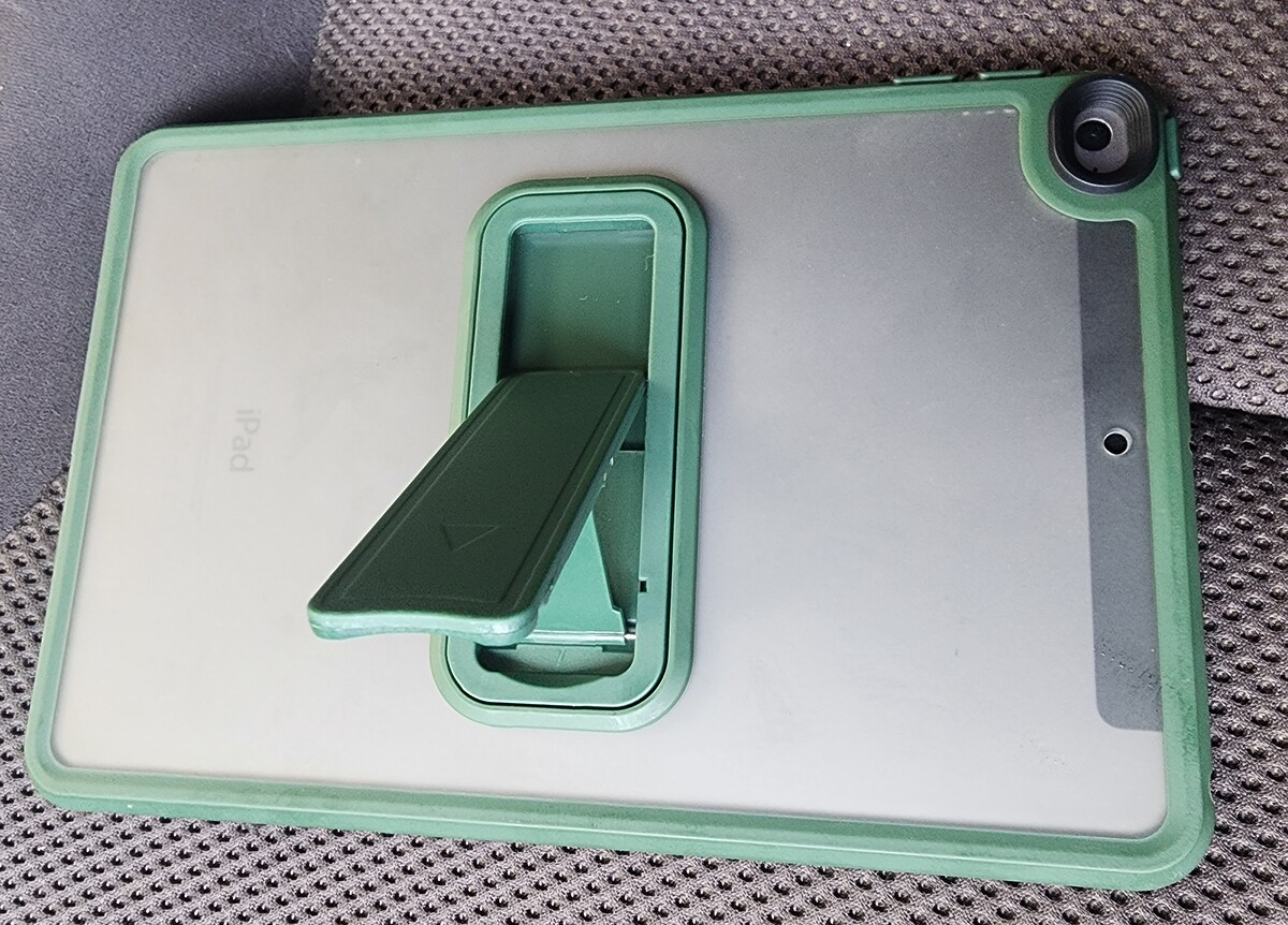 แถมเคสขาตั้งไปให้ครับ