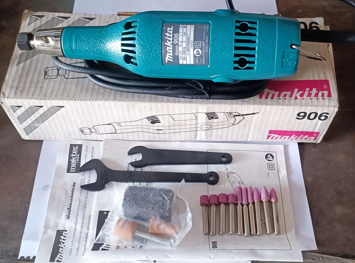 เจียร์คอยาว 1/4"  906  MAKITA  (กล่องอุปกรณ์ครบ)
*** แถม ดอกเจียร์อมยิ้ม 10 อัน ***

ขาย      990