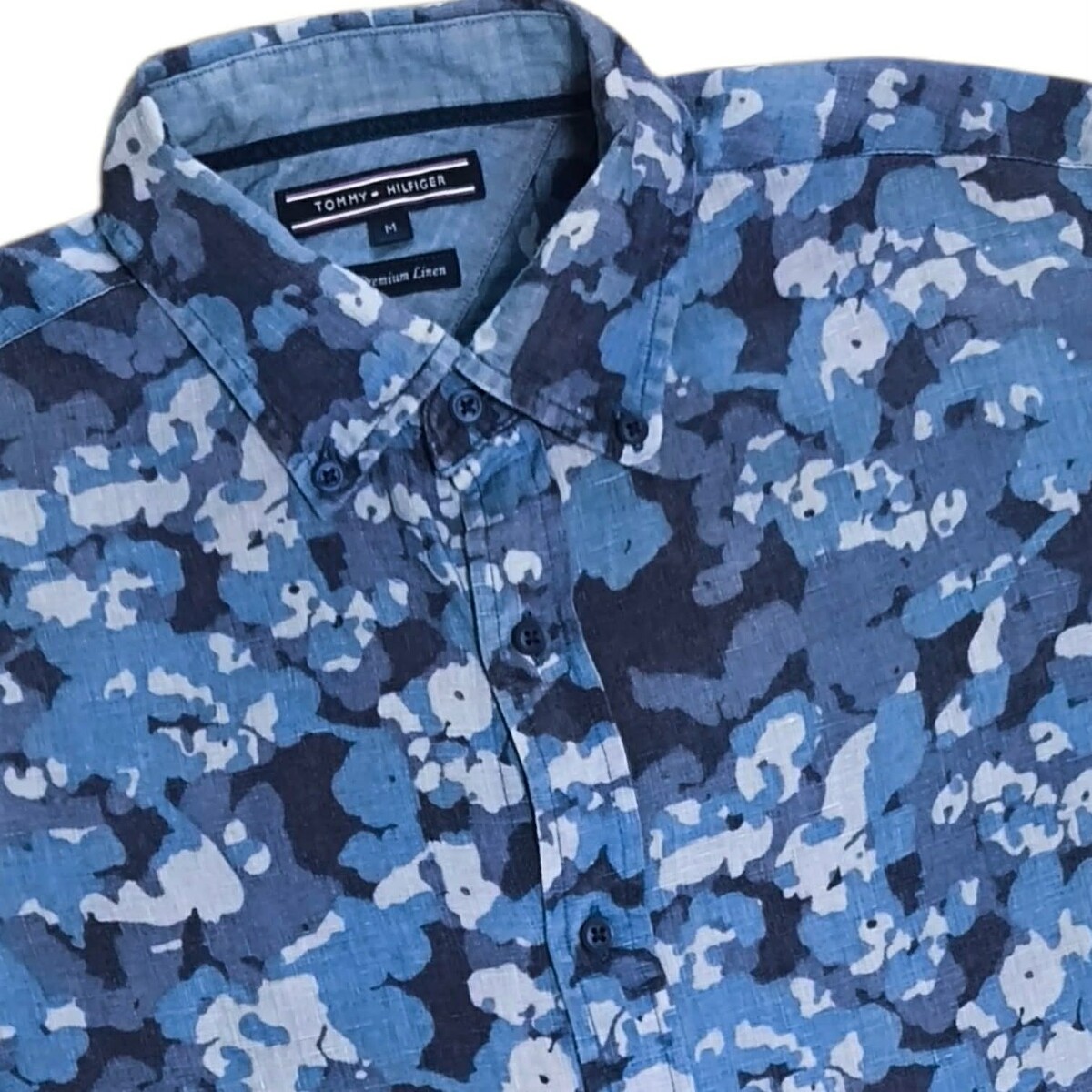 TOMMY HILFIGER Slim Fit  เชิ้ตแขนสามส่วนลายพราง สภาพสวยใหม่ อก 42นิ้ว