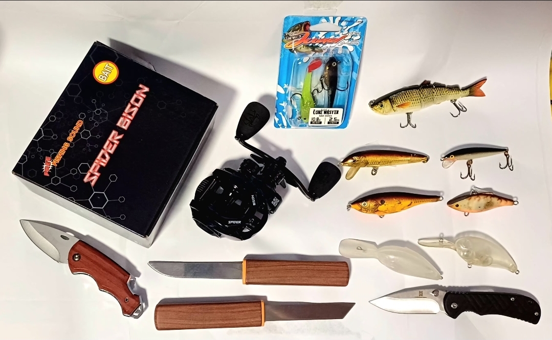 [b]จัดส่งให้ฟรี... รอกตีเหยื่อปลอม SPIDER + RAPALA + มีดพก รวมๆ[/b]