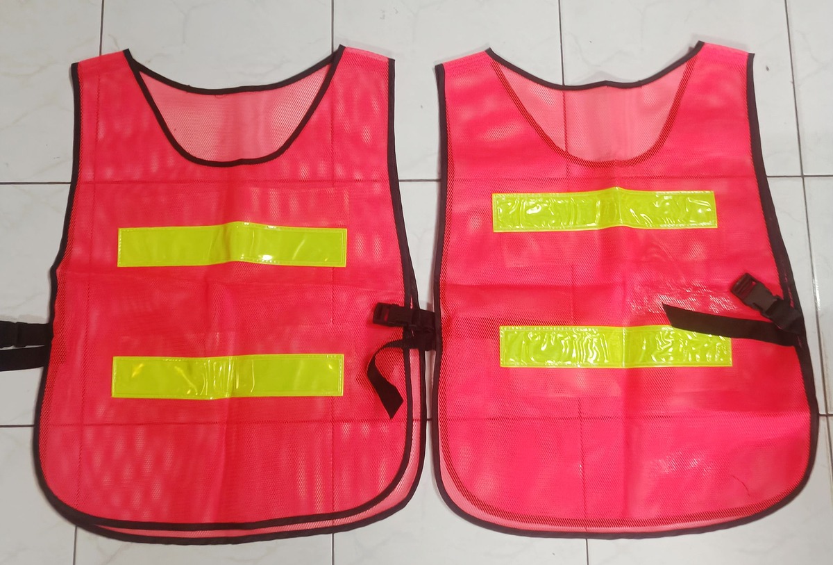 เสื้อกั้กจราจร  (แทบสะท้อนแสง)

มี    10   ต้ว    ขาย   40บ./ตัว
