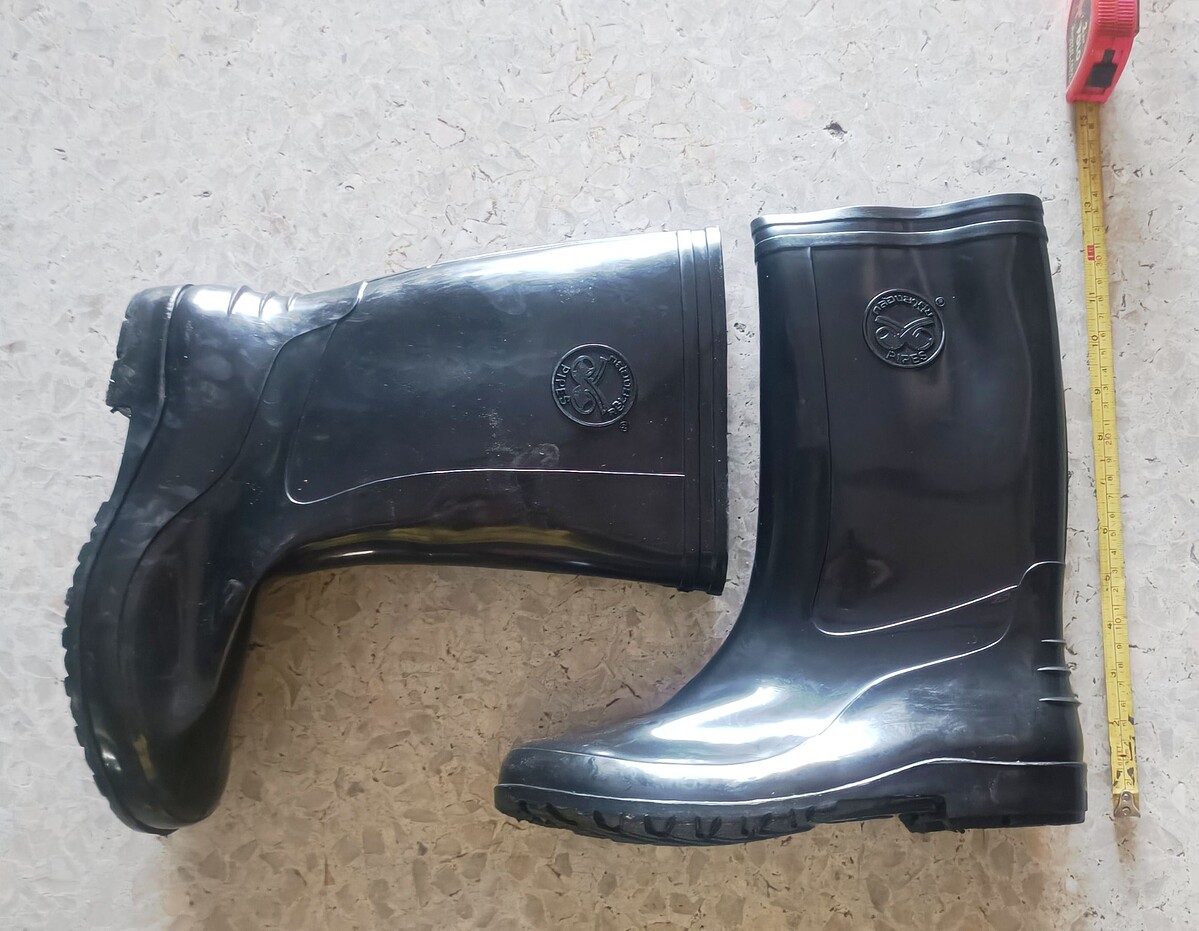 รองเท้า BOOT ดำ  (NO. 12  สูง 13")

9   1/2"        มี  2  คู่    วัดจากภายนอก ความยาวของพื้นรองเท