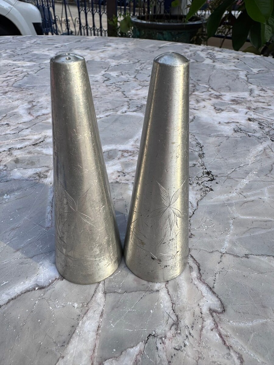กระปุกเกลือ–พริกไทย งาน Pewter วินเทจ 1 คู่  ทรงกรวย 
