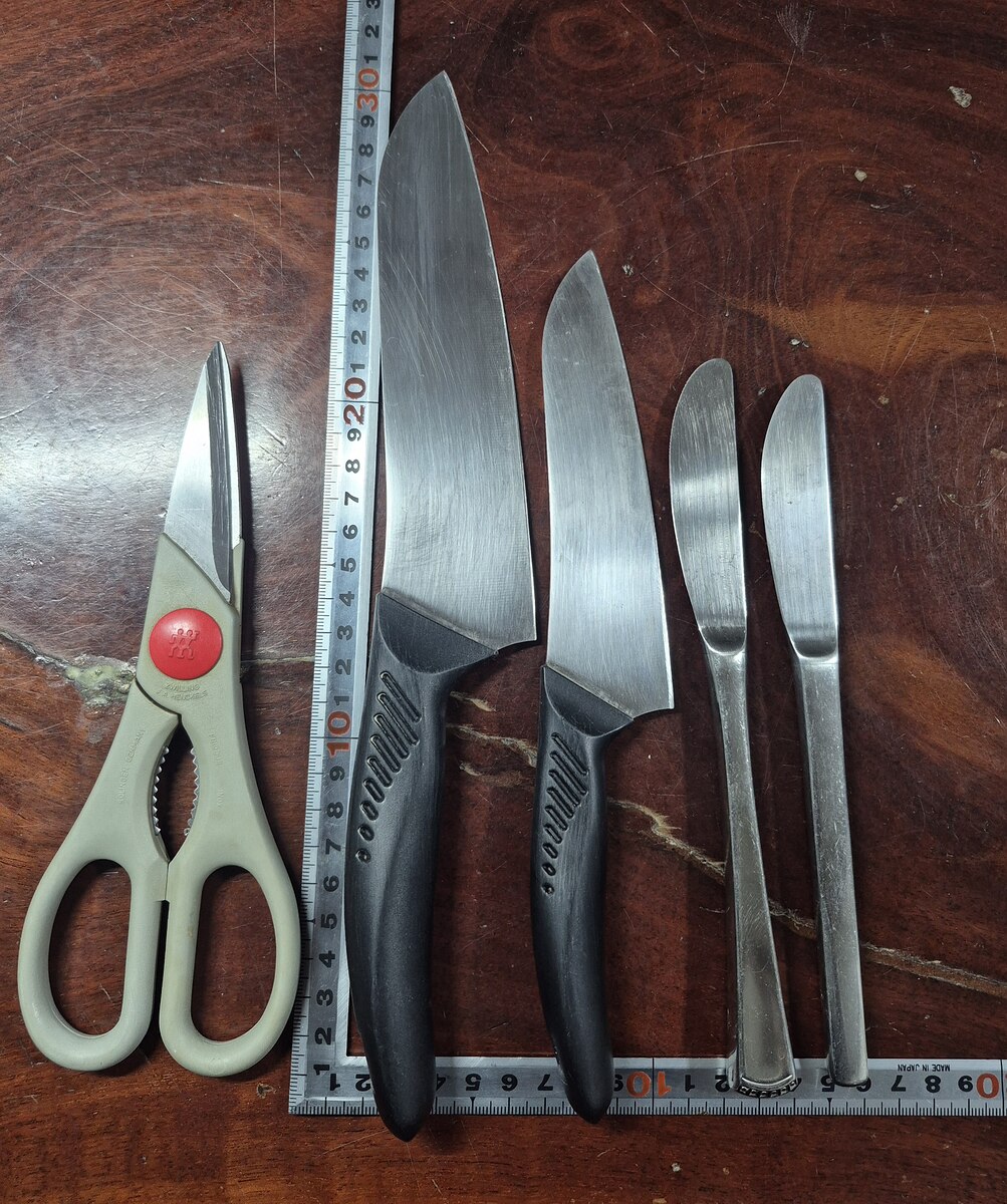 ZWILLING ตุ๊กตาคู่ เซ็ต 5ชิ้น มีดคมกริบ
1. Twin Fin L -ใบยาว180 โลโก้จาง
2. Twin Fin L- ใบยาว130 โ