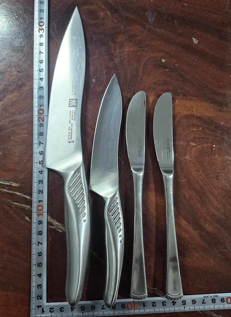 ZWILLING ตุ๊กตาคู่สวยๆ รอยน้อย มีดคมกริบ
1. Twin Fin 30841-ใบยาว180 
2. Twinfin 30840-ใบยาว130 
3