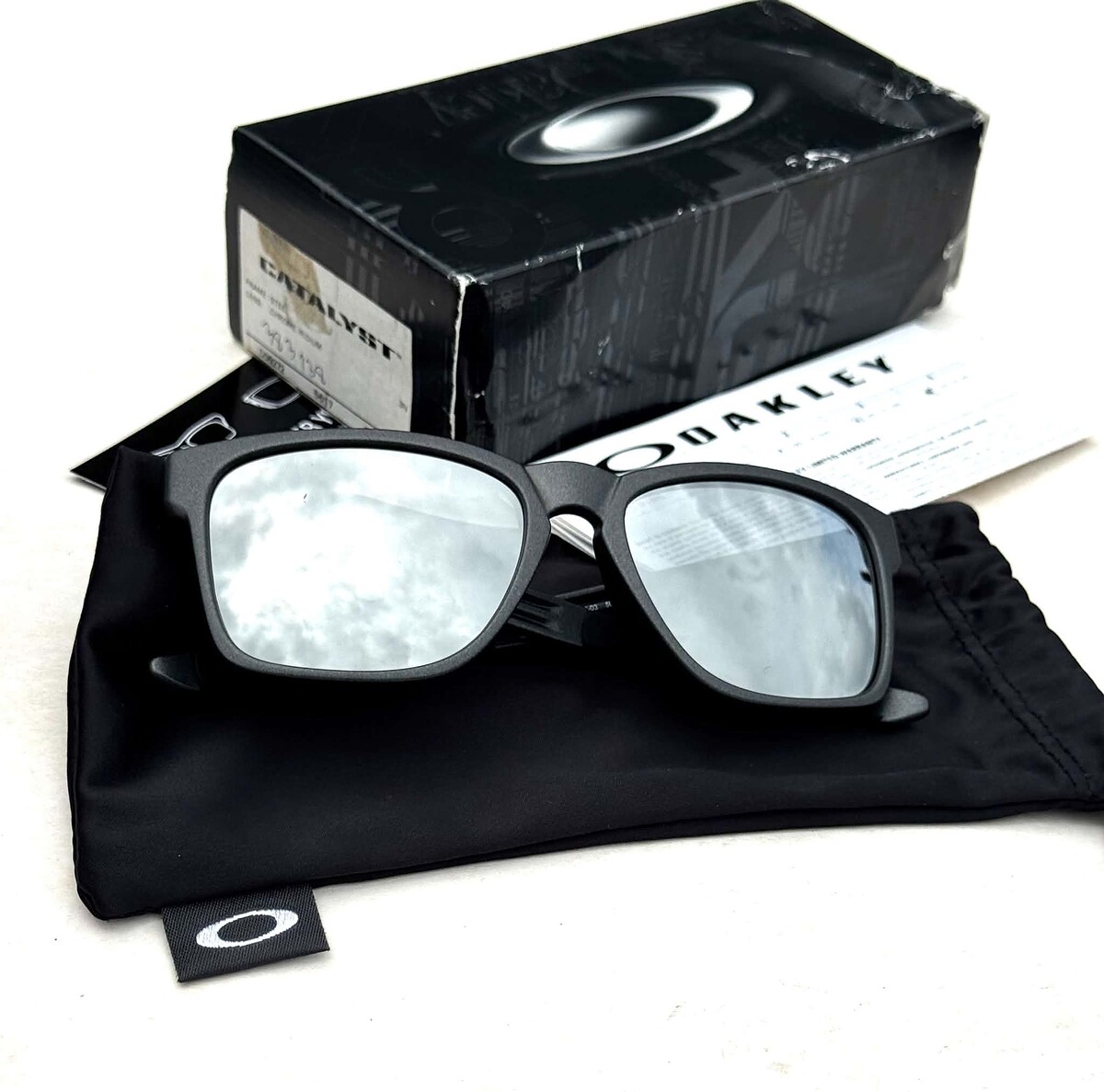 Oakley Catalyst สวยๆอุปกรณ์ครบ 