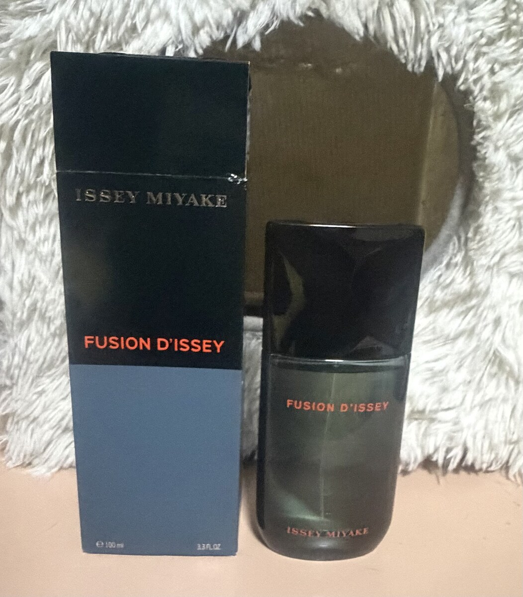 ตัวนี้กอมต่างจาก Miyake อื่นๆค่ะ หล่อมาก