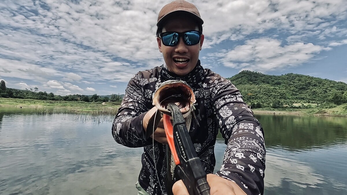 ผมส่งสายให้ลงคอไปเลย แบบนี้ไม่หลุดแน่นอน 
ไม่นึกเหมือนกันว่าจะได้เอา Rubber jig มาใช้ในเขื่อน 