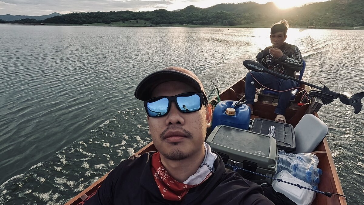 ถ่ายรูปกับไต๋ผู้นำทางของเราวันนี้สักหน่อย "ไต๋สาม เขื่อนศรี"
ผมเลือกมากับไต๋สามเลย เพราะเห็นแกได้ปล