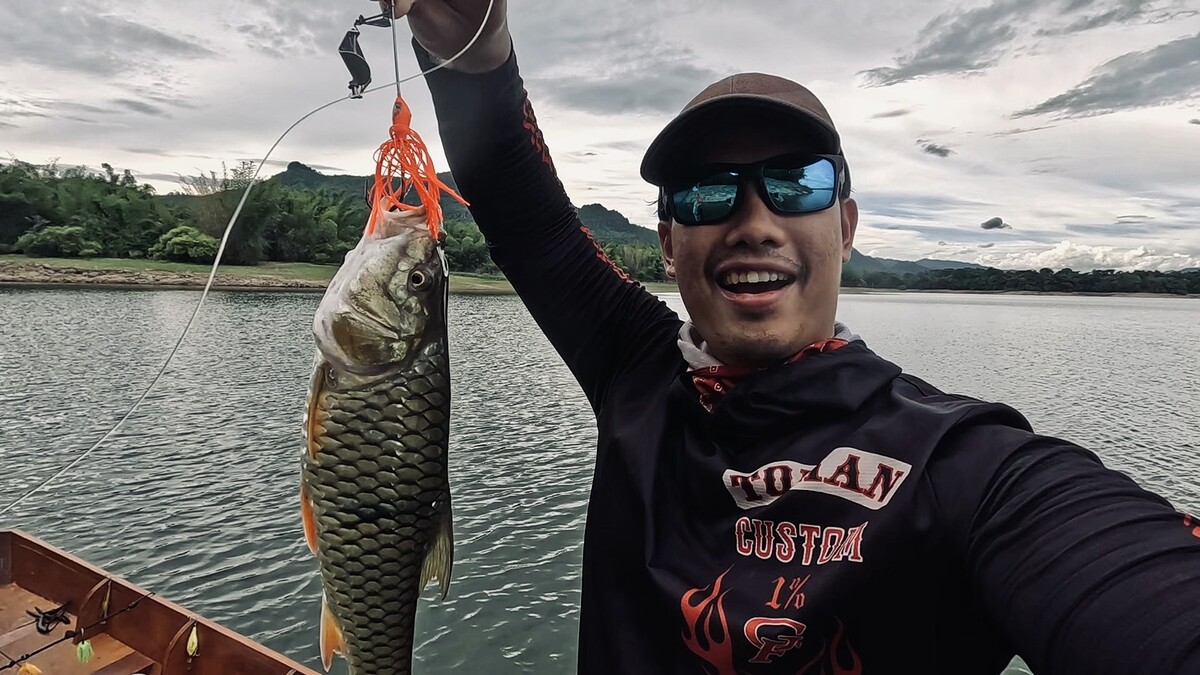 แต่แล้วเมื่อมาถึงเรือ ลำตัวมันก็สะท้อนเกล็ดสีเงินเงา 
เป็นปลากระสูบอีกตัวที่หลงมากัดบัซเบท 
ปลาตัว