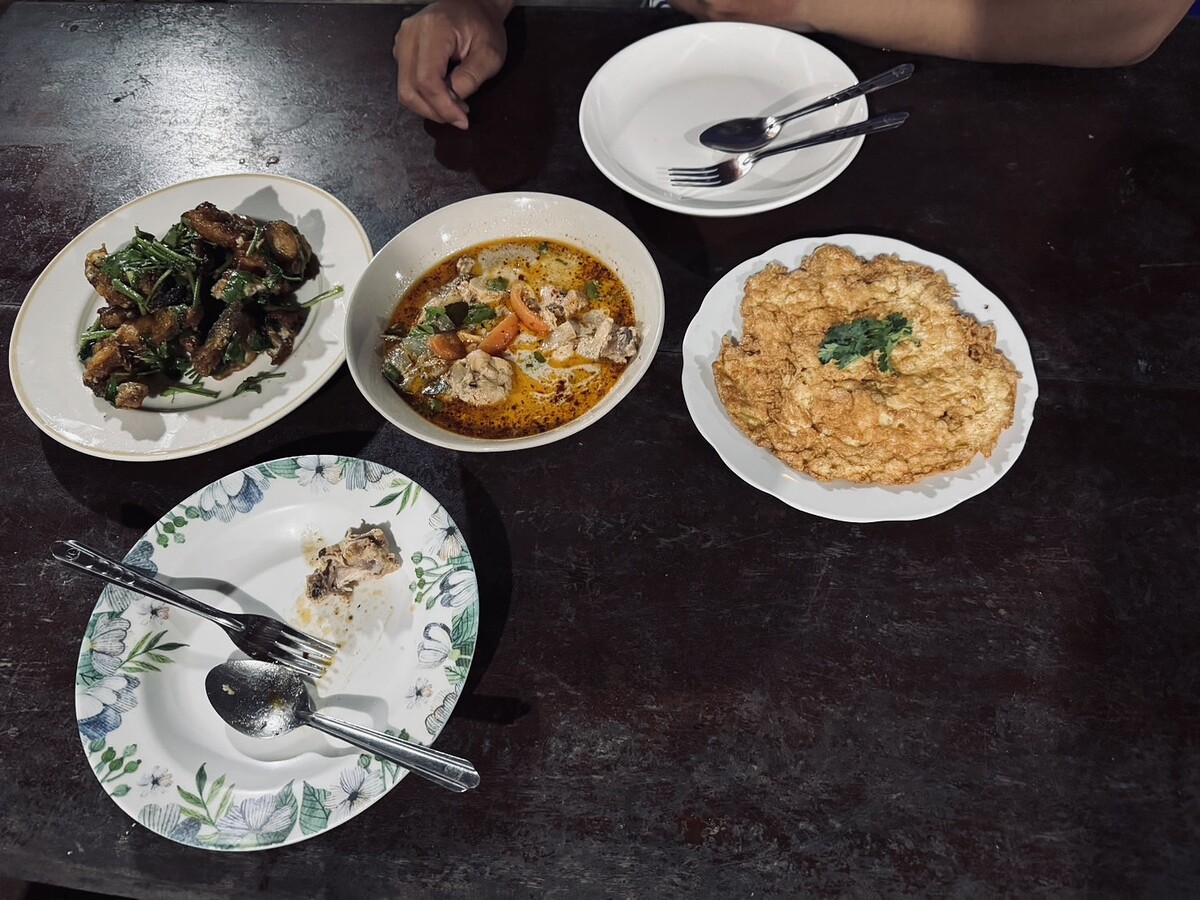 มื้อค่ำวันนี้ฝีมือของพี่มิ้นท์ เชฟประจำแพ ที่รสมืออร่อยเด็ด
ปลาช่อนที่ตกมาได้ผัดตั้งโอ๋ ต้มยำไก่น้ำ