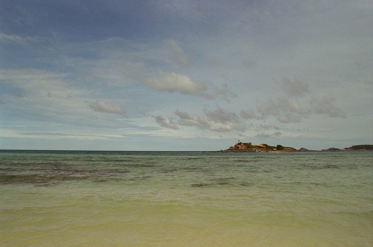 ตั้งแต่เด้ก ผมคิดมาตลอดครับว่า วิวทะเลที่สวยแบบนี้ น้ำใส ๆ หาดทรายขาว ๆ แบบนี้ ผมจะต้องลงใต้ไปไกลมาก