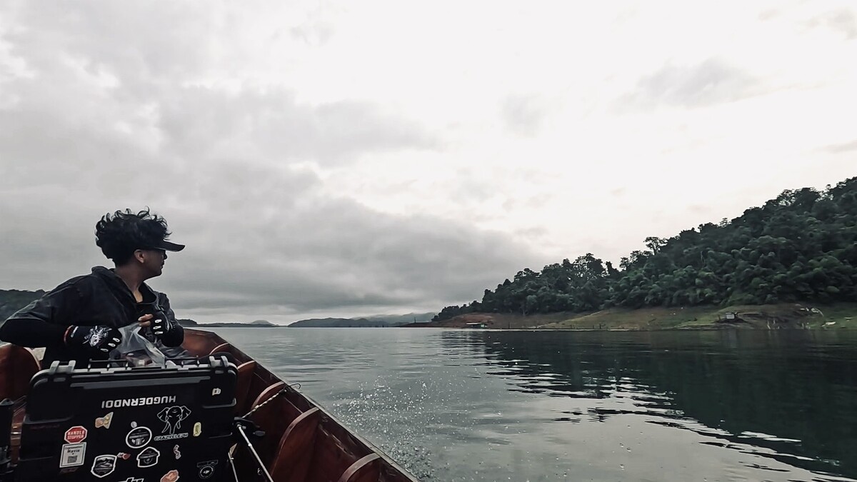 ตีอยู่พักใหญ่ๆจนเรือไหลจนมาเกือบจะสุดแนวหิน
แต่ก็ยังไม่มีอะไรมาสะกิดเหยื่อเลยสักตูมเดียว 

"เมื่อ