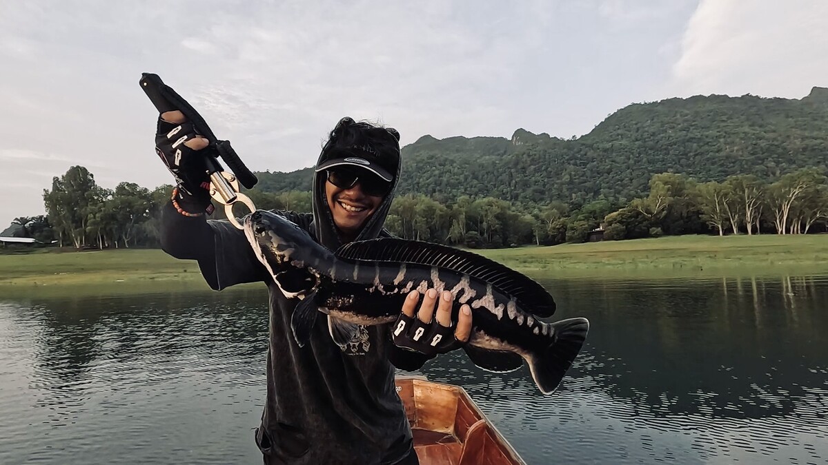 แกอัดปลาอยู่สักพักนึง จนมันตามมาถึงข้างเรือ
เผยให้เห็นตัวของมัน ที่ผมกะขนาดด้วยสายตา
น่าจะอยู่ราวๆ