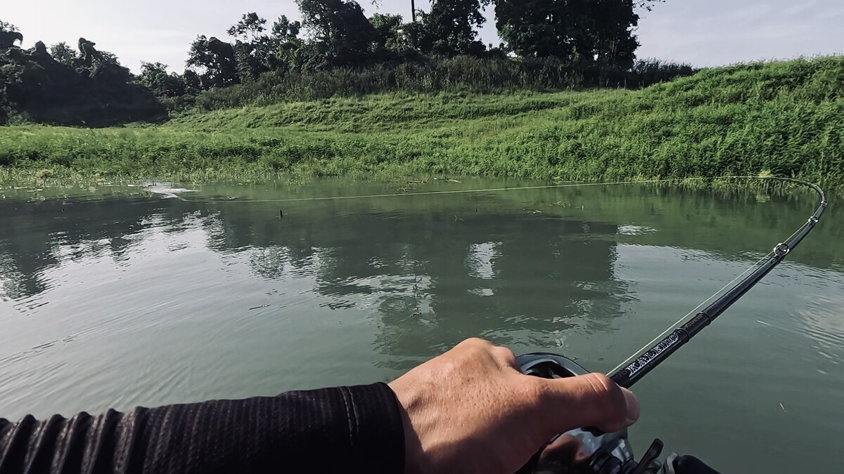 เวลาผ่านไปราวๆ 10 นาที เราก็เริ่มตีเบ็ดกันต่อ
เราพยายามตีขยี้ด้วย Buzzbait เช่นเดิม

แต่คราวนี้มั