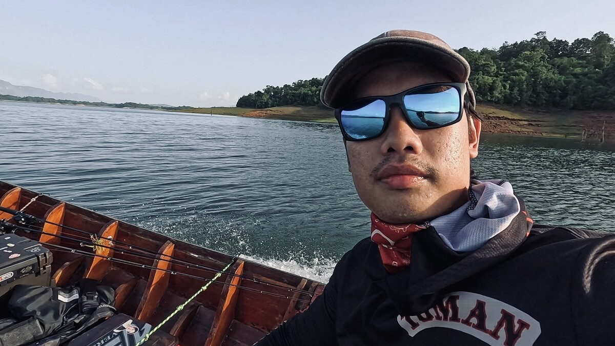 ไต่กุ้งติดเครื่องเรือวิ่งต่อ เวลาเย็นแล้วอยู่ตรงนี้นานมากไม่ได้
ไม่งั้นวิ่งกลับท่าเรือจะเป็นอันตราย