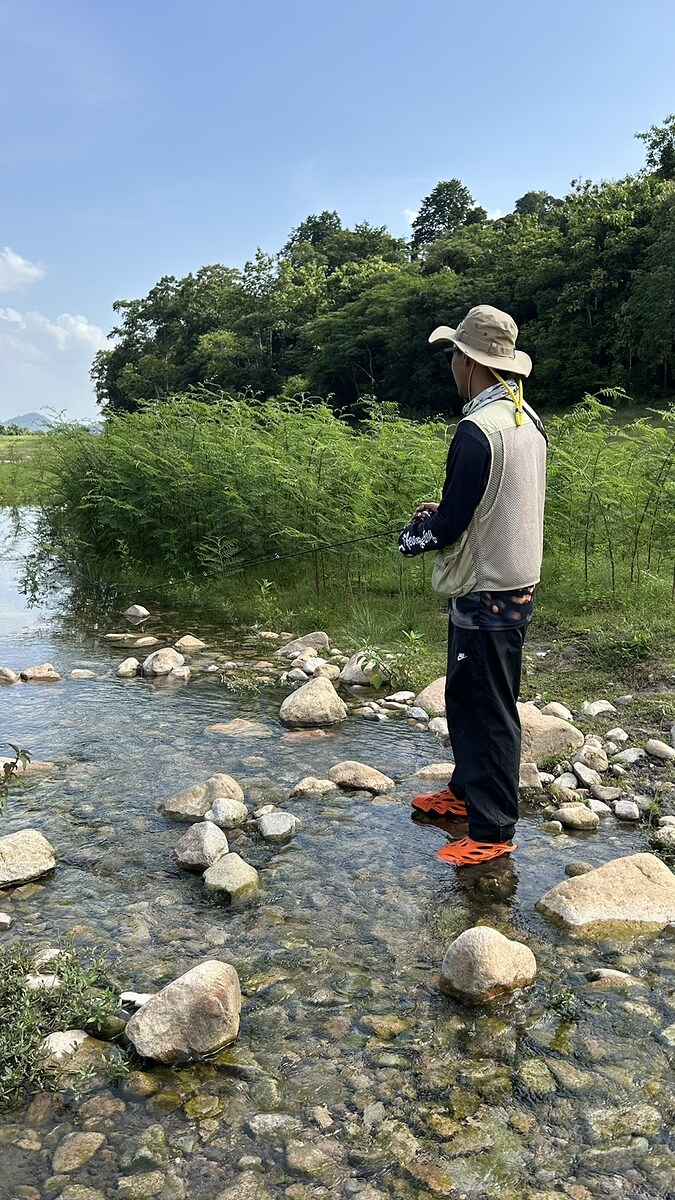 เราตีเบ็ดกันไปเรื่อยๆ เห็นปลาตัวเล็กๆหางแดงๆว่ายตามไมโครสปูนกันมาหลายรอบ
ต้าเลยเดินออกมาจากจุดตี แล