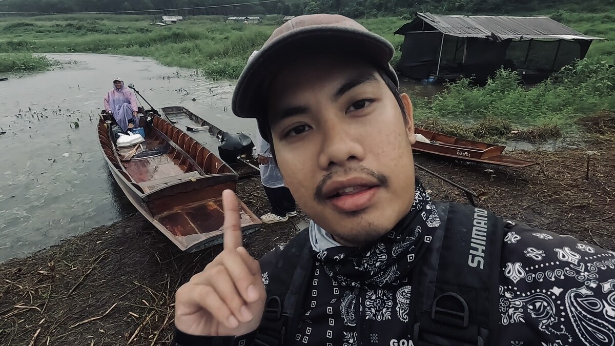 เช้าวันตกปลาด้วยบรรยากาศฝนตกพรำๆ อันที่จริงมันตกมาตลอดทั้งคืน
เราได้ยินเสียงฝนตั้งแต่นั่งอยู่ที่ร้า