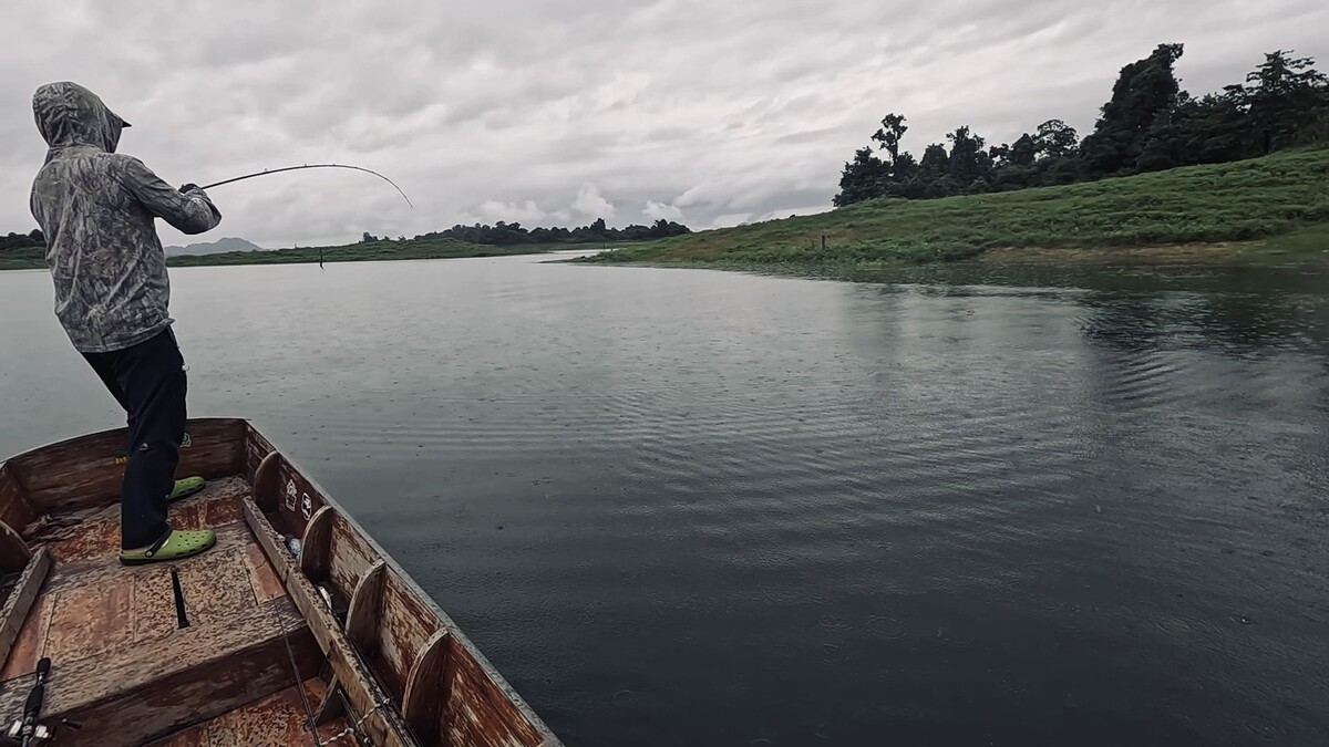 ออกมาได้ไม่เท่าไหร่ เราก็เจอครอกนึง 
พอเรือไหลเข้าระยะพ่อก็หวดกบกระโดดใส่
ไม้เดียวเท่านั้น "ตึ้มมม