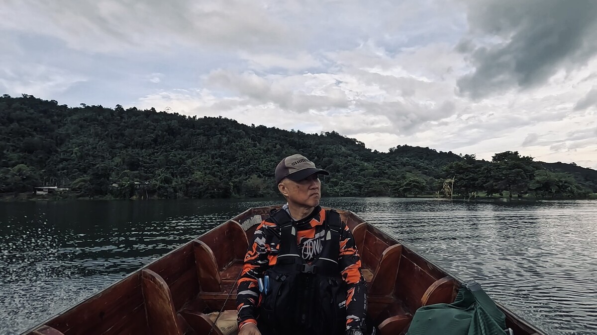 ระหว่างนั่นเรือกลับ พอเรือแล่นเลยแพมาลัยมาได้เล็กน้อย
ไต๋ก็เบาเครื่องลง ก่อนที่พวกผมจะทันสงสัยอะไร 
