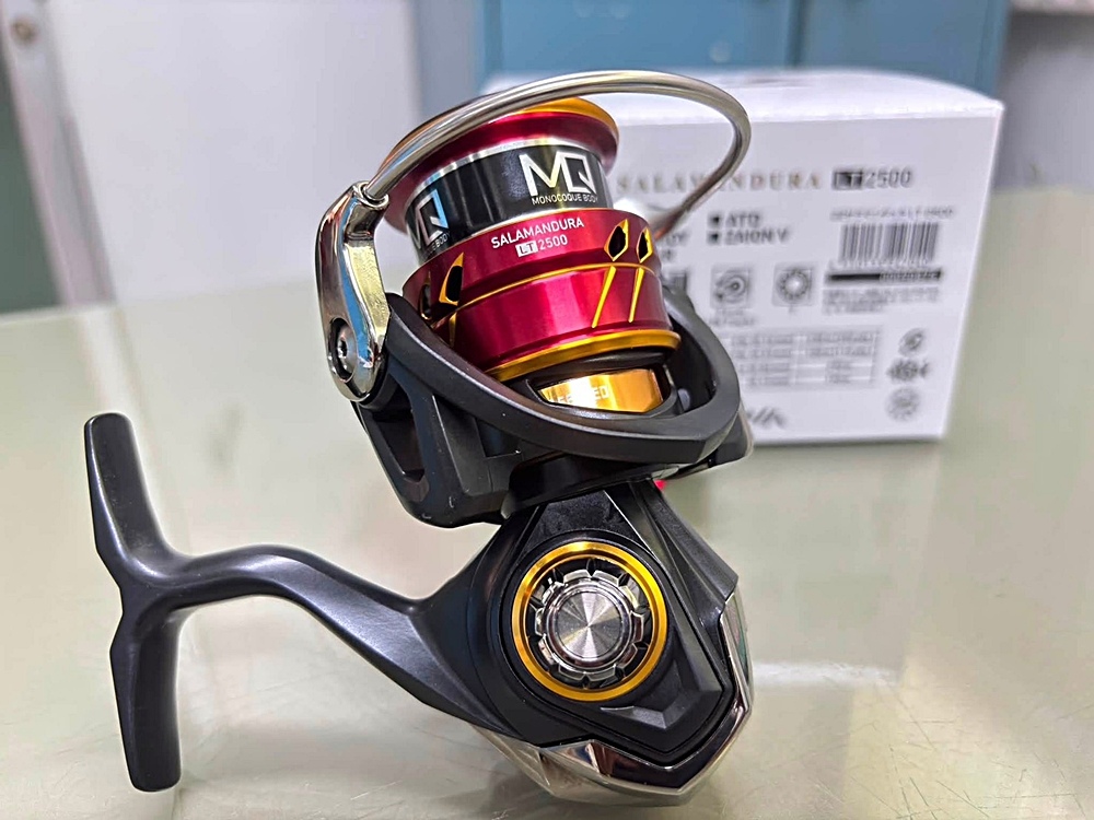 ถ้าคุณชอบแดงๆ Daiwa Salamandura LT 2500