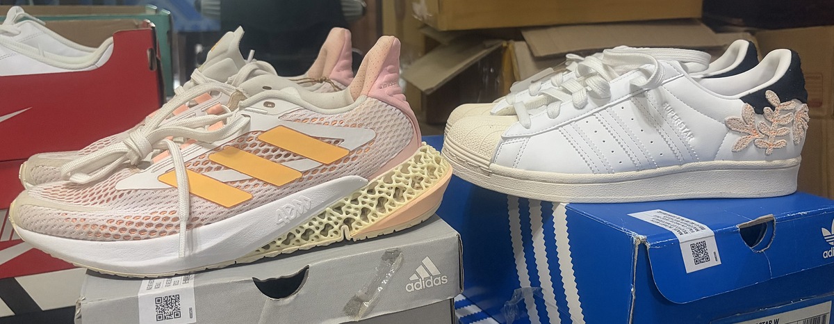 ซ้าย 850     จากราคาเต็ม  6200    Size 37.5
ขวา  size.    38.5. ราคา600  จาก ราคาเต็ม 4000

ขายหม